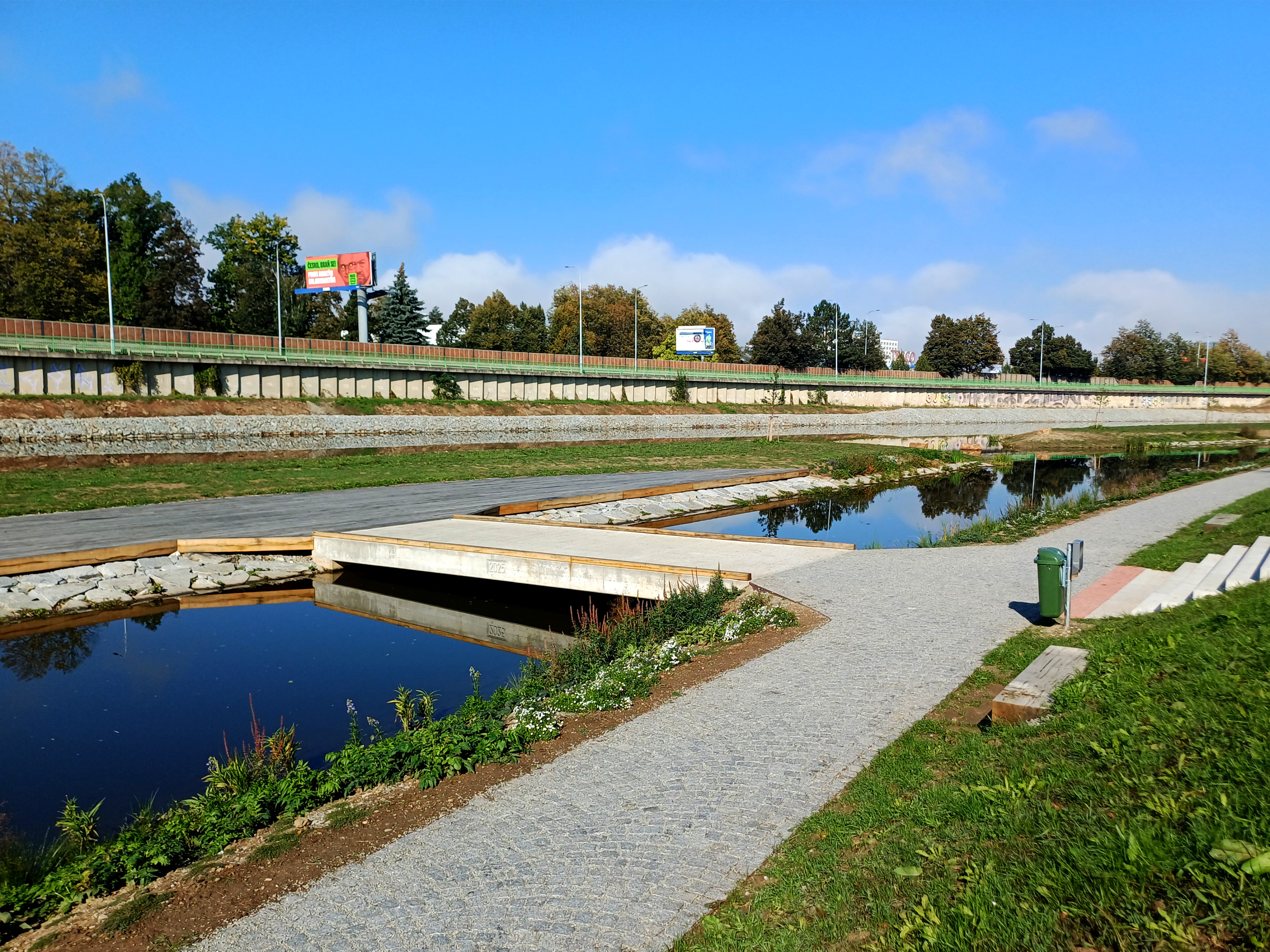 Impregnované dubové lavice pro Sluneční ostrov v Českých Budějovicích