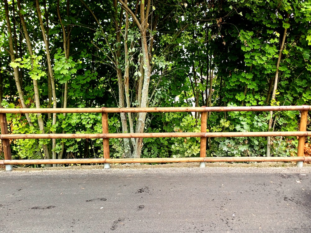 Zábradlí tvoří impregnované palisády a sloupky