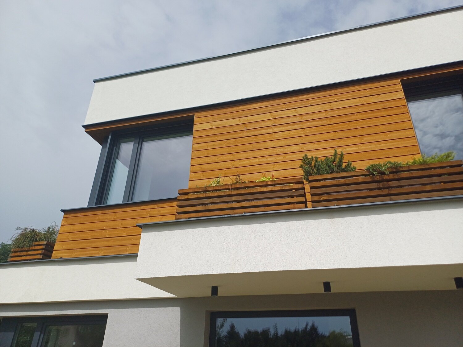 Detail dřevěného fasádního obkladu KI – Trend v okrové barvě