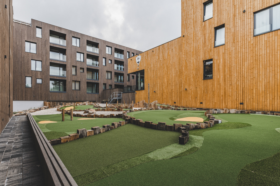Provětrávaná dřevěná fasáda hotelového komplexu JBX Resort Avenue na Lipně