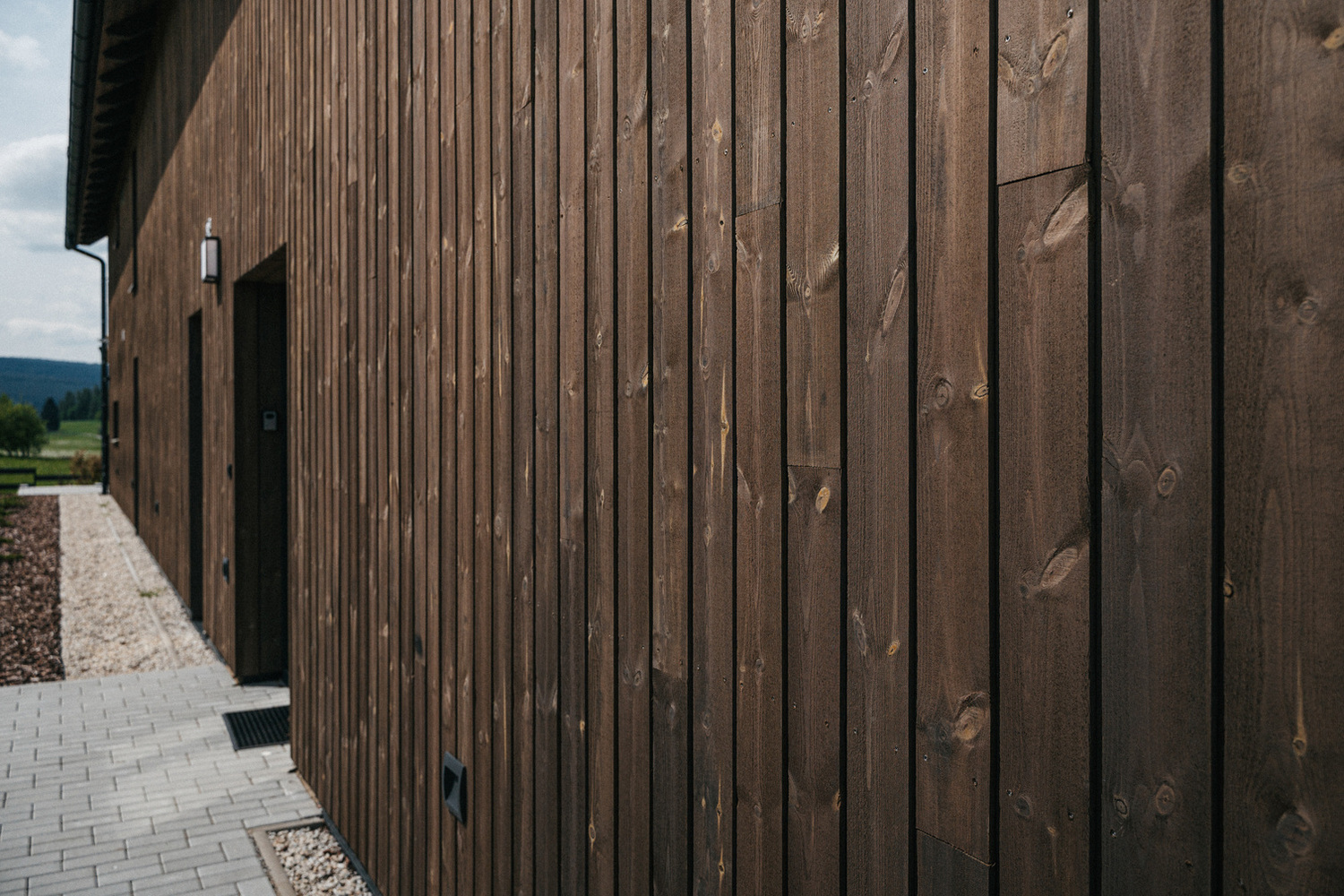 Detail dřevěného fasádního obkladu KI – Trend na novostavbě