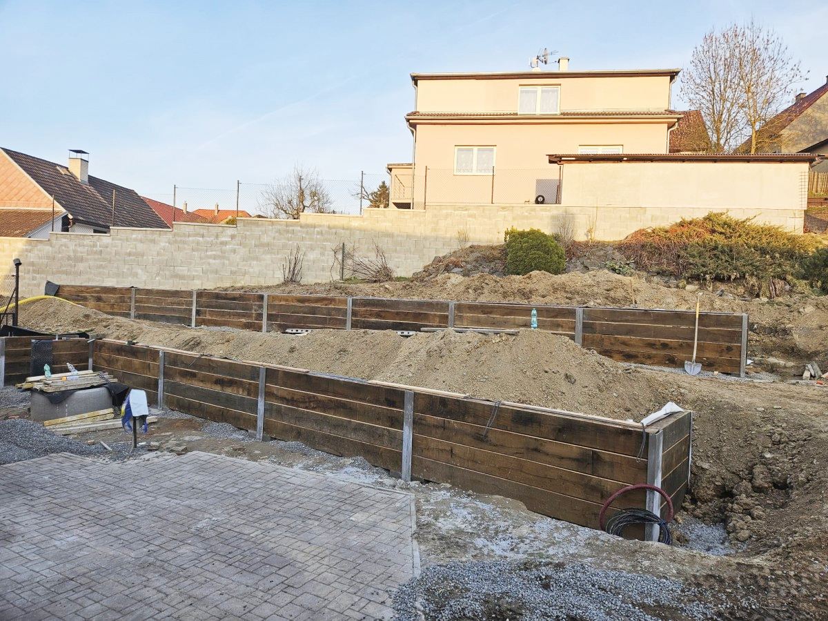Budování několika opěrných teras z dubových pražců ve svažité zahradě