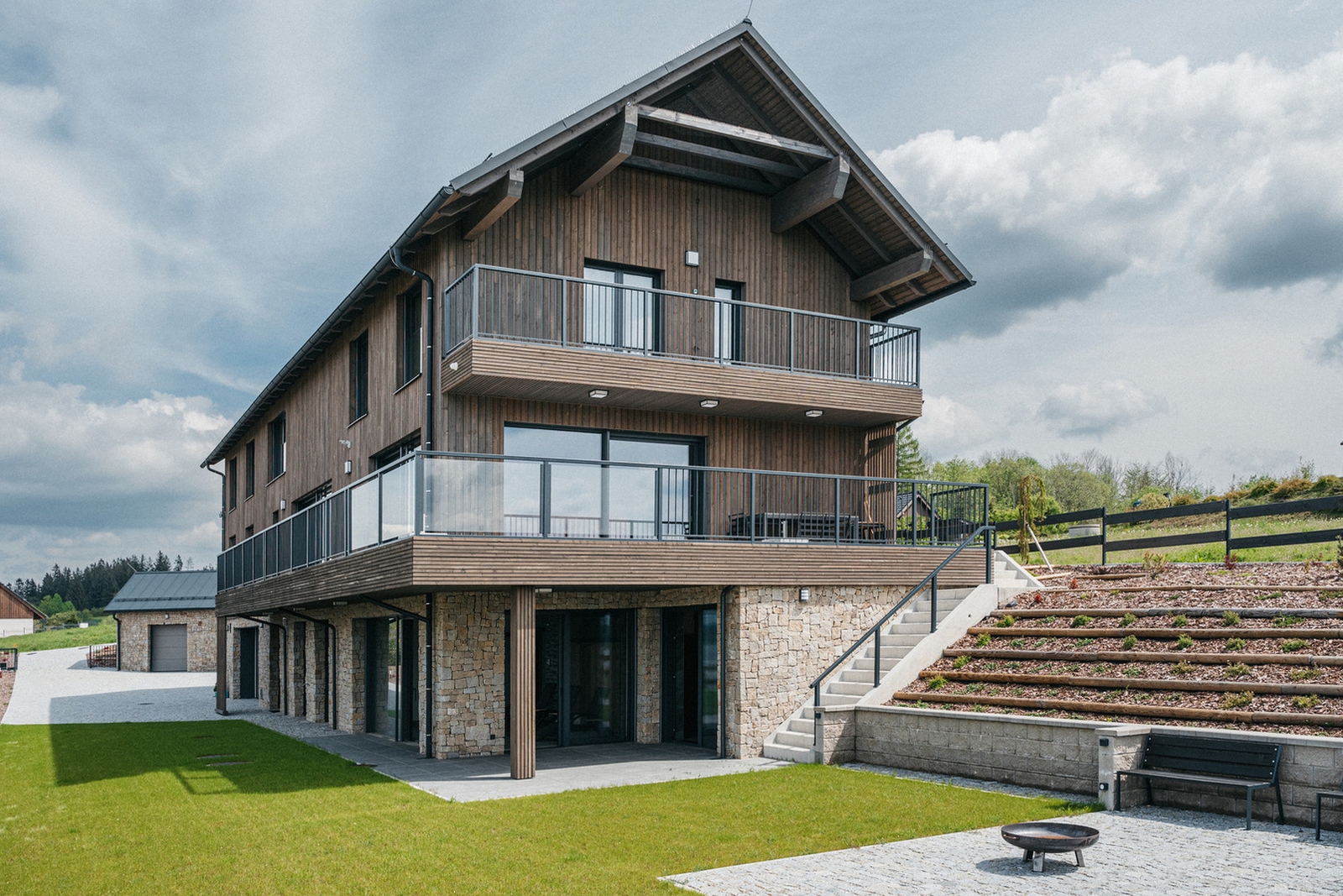 Dřevěná fasáda budovy z impregnovaného obkladu vystavená povětrnostním vlivům