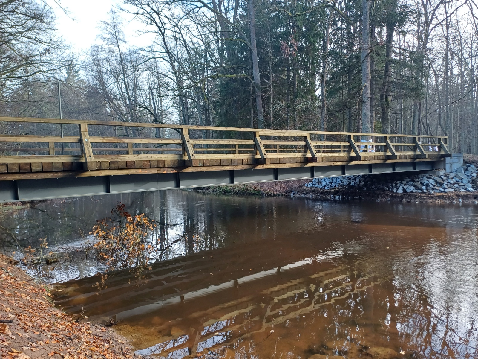 Dřevěný most přes vodní tok vystavený vlhkosti, povětrnostním vlivům a provoznímu zatížení