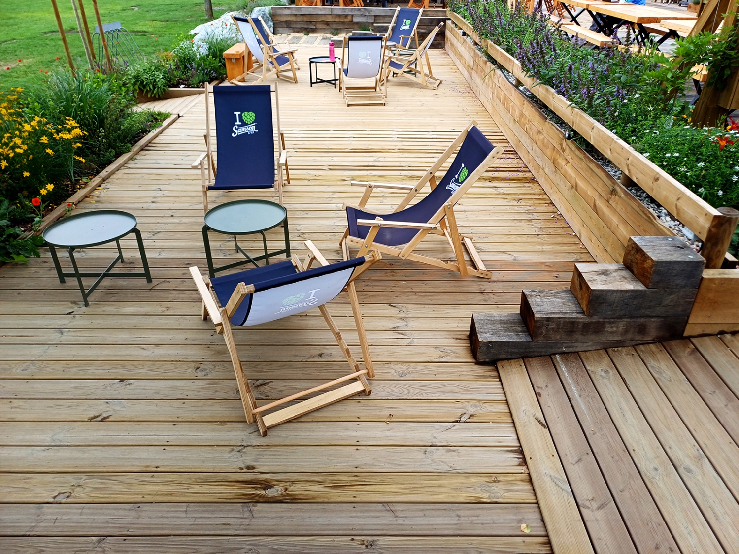 Relax­ační zóna z impregnovaného dřeva určená pro veřejné užívání