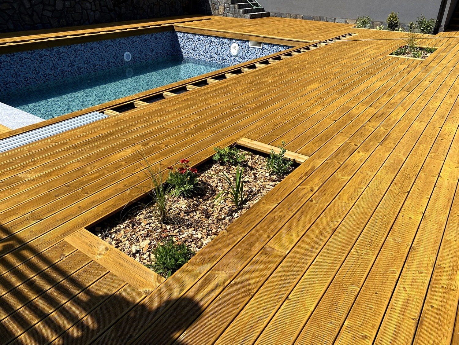 Dřevěná terasa u bazénu vystavená zvýšené vlhkosti