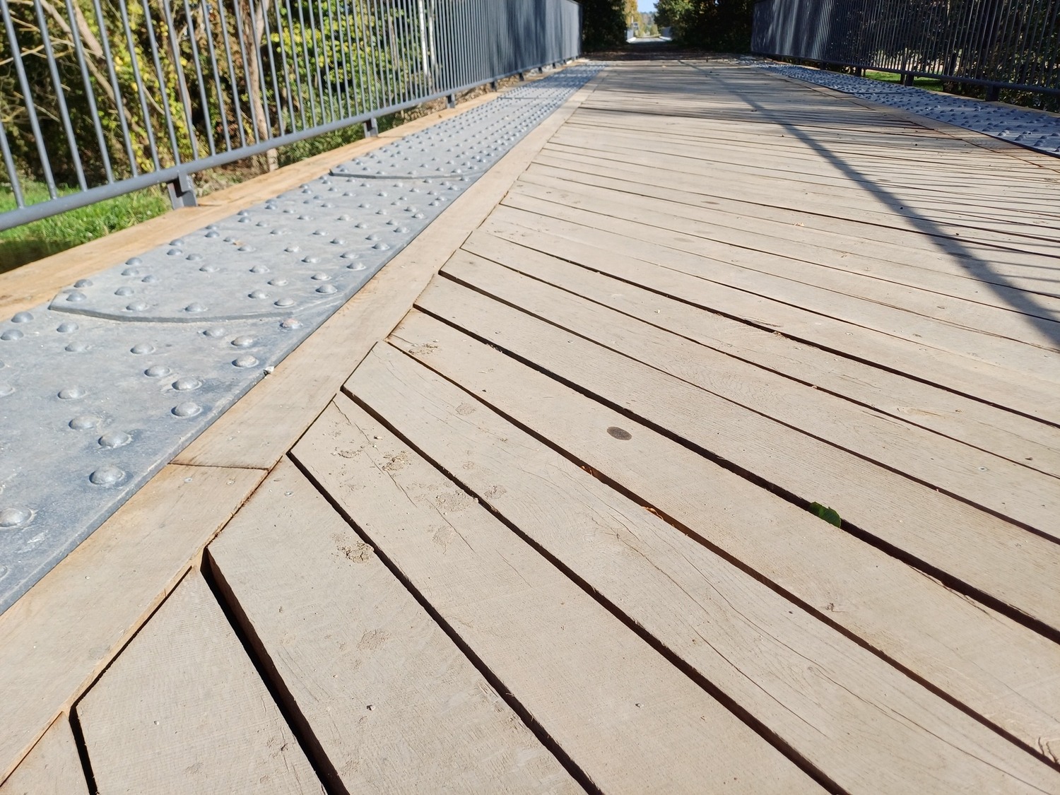 Dřevěná konstrukce cyklostezky v exteriéru s vysokým provozním zatížením