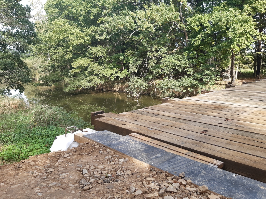 Lávka přes Nežárku z vakuově-tlakově impregnovaného dřeva