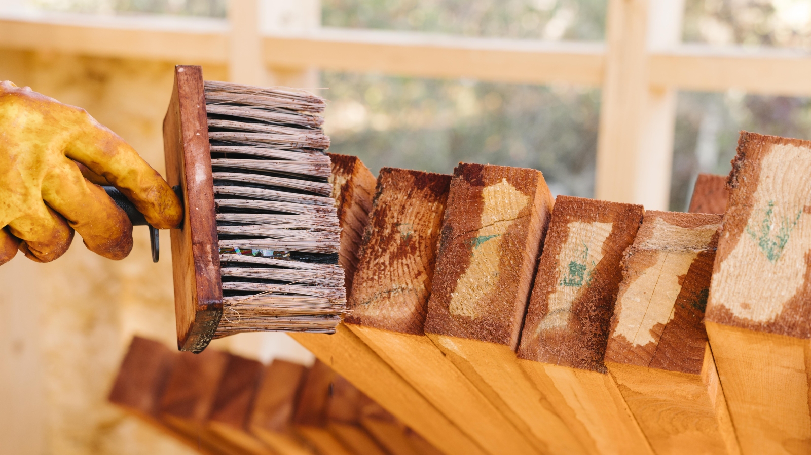 Nanášení ochranného nátěru na dřevěný prvek při povrchové ochraně dřeva