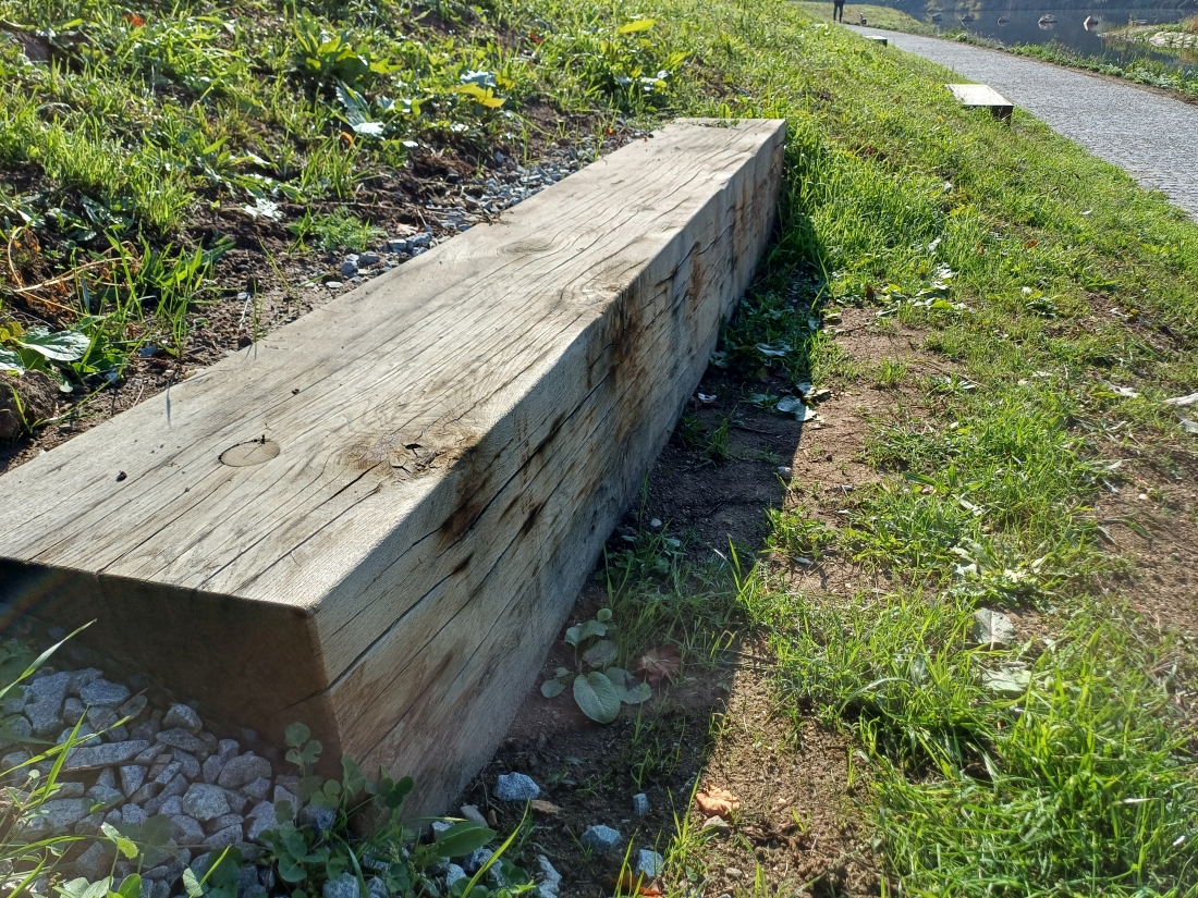 Dřevěný mobiliář z impregnovaného dřeva ve veřejném prostoru