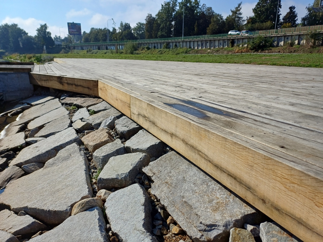 Veřejný prostor Sluneční ostrov s impregnovanými dřevěnými prvky