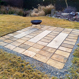 Stylový a zároveň velmi praktický podklad pro ohniště v prostoru restaurace Country Saloon Řípec.