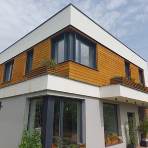 Obkladová prkna KI - Trend v okrové barvě na fasádě rodinného domu. Obklad je ošetřen technologií Královské impregnace, zakázková výroba Impregnace Soběslav