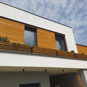 Obkladová prkna KI - Trend v okrové barvě na fasádě rodinného domu. Obklad je ošetřen technologií Královské impregnace, zakázková výroba Impregnace Soběslav