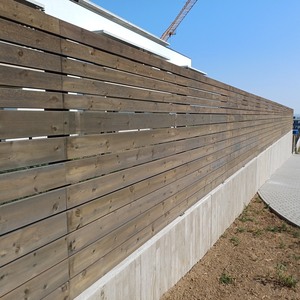 Projekt rezidenčního bydlení v Jihlavě - oplocení a dekorativní slunolamy balkónů z terasových prken KI-Duo, zakázková výroba Impregnace Soběslav