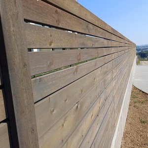 Projekt rezidenčního bydlení v Jihlavě - oplocení a dekorativní slunolamy balkónů z terasových prken KI-Duo, zakázková výroba Impregnace Soběslav