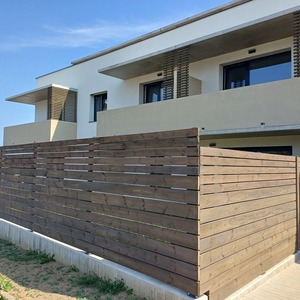 Projekt rezidenčního bydlení v Jihlavě - oplocení a dekorativní slunolamy balkónů z terasových prken KI-Duo, zakázková výroba Impregnace Soběslav