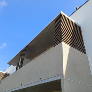 Projekt rezidenčního bydlení v Jihlavě - oplocení a dekorativní slunolamy balkónů z terasových prken KI-Duo, zakázková výroba Impregnace Soběslav