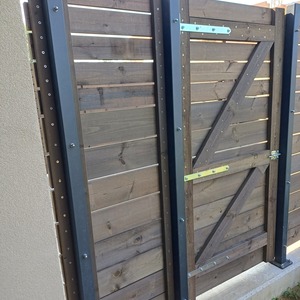 Projekt rezidenčního bydlení v Jihlavě - oplocení a dekorativní slunolamy balkónů z terasových prken KI-Duo, zakázková výroba Impregnace Soběslav240904_110402