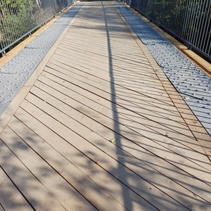 Kompletní rekonstrukce mostní konstrukce pro cyklostezku přes Nežárku ve Veselí nad Lužnicí, dubové impregnované fošny, zakázková výroba Impregnace Soběslav.