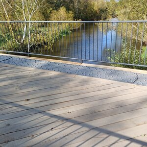 Kompletní rekonstrukce mostní konstrukce pro cyklostezku přes Nežárku ve Veselí nad Lužnicí, dubové impregnované fošny, zakázková výroba Impregnace Soběslav.