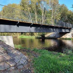 Kompletní rekonstrukce mostní konstrukce pro cyklostezku přes Nežárku ve Veselí nad Lužnicí, dubové impregnované fošny, zakázková výroba Impregnace Soběslav.