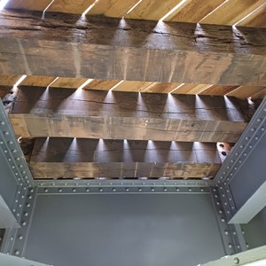 Kompletní rekonstrukce mostní konstrukce pro cyklostezku přes Nežárku ve Veselí nad Lužnicí, dubové impregnované fošny, zakázková výroba Impregnace Soběslav.