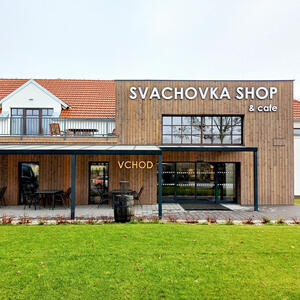 Fasádní obklad KI - Trend v šedém zbarvení na budově prodejny a kavárny Svachovka Shop