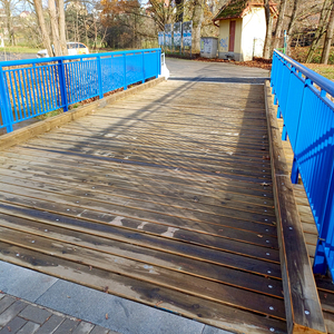 Detail mostovky z kvalitních modřínových hranolů v profilu 16x16 cm ošetřených Profi impregnací, zakázková výroba Impregnace Soběslav