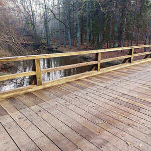 Detail nové mostovky na mostě v lesním úseku Polomská z impregnovaných modřínových hranolů o profilu 200x200 mm v délce 5 metrů. Zakázková výroba Impregnace Soběslav.