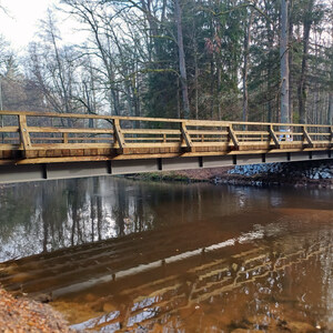 Rekonstruovaný most v lesním úseku Polomská, mostovka z impregnovaných modřínových hranolů o profilu 200x200 mm v délce 5 metrů. Zakázková výroba Impregnace Soběslav.