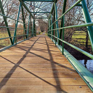 Půlené dubové pražce impregnované Profi impregnací, lávka přes Lužnici v Soběslavi, zakázková výroba Impregnace Soběslav