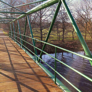 Půlené dubové pražce impregnované Profi impregnací, lávka přes Lužnici v Soběslavi, zakázková výroba Impregnace Soběslav