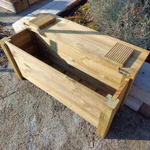 Detail úložného prostoru lavičky vyrobené z odřezků. Výroba Impregnace Soběslav.