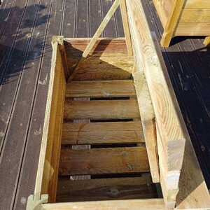 Detail praktické lavičky vyrobené z odřezků terasových prken. Díky výklopnému víku lavička zároveň slouží jako praktický úložný box, výroba Impregnace Soběslav.