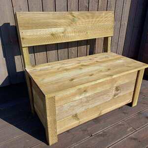 Detail praktické lavičky vyrobené z odřezků terasových prken, součástí lavičky je i praktický úložný prostor. Výroba Impregnace Soběslav.