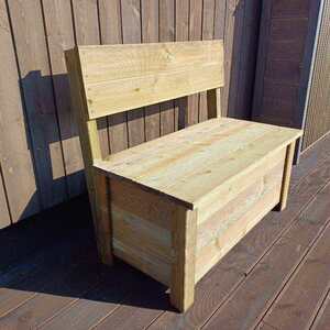 Detail praktické lavičky vyrobené z odřezků terasových prken, součástí lavičky je i praktický úložný prostor. Výroba Impregnace Soběslav.