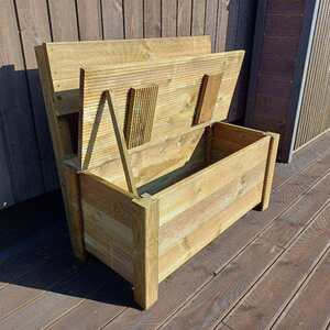 Detail praktické lavičky vyrobené z odřezků terasových prken, součástí lavičky je i praktický úložný prostor. Výroba Impregnace Soběslav.