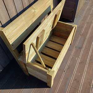 Detail otevřené lavičky vyrobené z odřezků terasových prken. Lavička zároveň výborně poslouží jako úložný prostor nebo podstavec. Výroba Impregnace Soběslav.