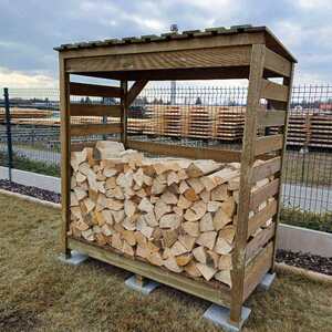 Detail praktické lavičky vyrobené z odřezků terasových prken, součástí lavičky je i praktický úložný prostor. Výroba Impregnace Soběslav. 