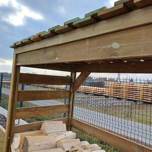 Detail praktické lavičky vyrobené z odřezků terasových prken, součástí lavičky je i praktický úložný prostor. Výroba Impregnace Soběslav.