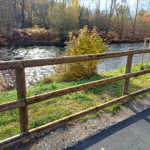 Detail zábradlí z impregnovaných palisád a kulatiny na nové cyklostezce v Českém Krumlově.