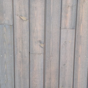 Detail napojování obkladových prken značky Královská impregnace na fasádě budovy