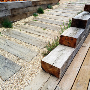 Chodník a opěrné zídky z impregnovaných zahradních pražců 150x260 mm