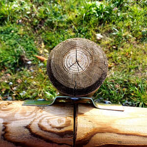 Detail kotven&iacute; impregnovan&yacute;ch palis&aacute;d a kulatiny do ocelov&yacute;ch trnů, z&aacute;bradl&iacute; nov&eacute; cyklostezky v Česk&eacute;m Krumlově.  