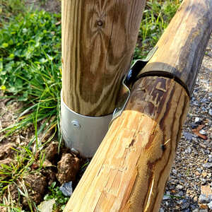 Detail uchycen&iacute; impregnovan&yacute;ch palis&aacute;d a kulatiny do ocelov&yacute;ch trnů, z&aacute;bradl&iacute; nov&eacute; cyklostezky v Česk&eacute;m Krumlově.  