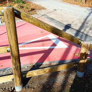 Detail z&aacute;bradl&iacute; z impregnovan&yacute;ch palis&aacute;d a kulatiny - z&aacute;bradl&iacute; nov&eacute; cyklostezky v Česk&eacute;m Krumlově. Profi impregnace poskytuje př&iacute;rodn&iacute;mu dřevu v exteri&eacute;ru maxim&aacute;ln&iacute; ochranu.  