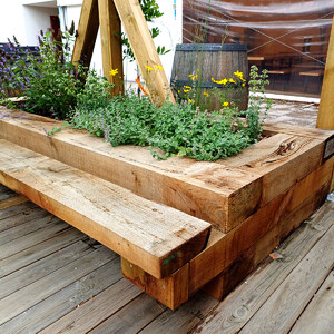 Detail nadzemního záhonu z impregnovaných zahradních pražců, Profi impregnace. 