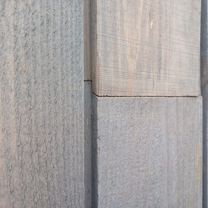 Detail podélného napojování obkladových prken značky Královská impregnace na fasádě budovy