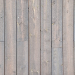 Detail napojování obkladových prken značky Královská impregnace na fasádě budovy